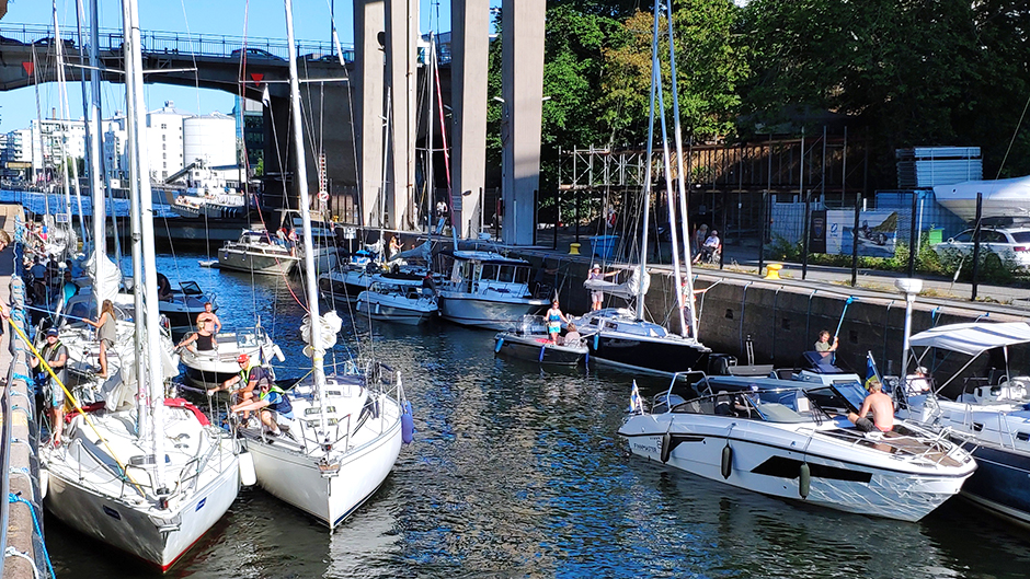 Många mindre fartyg som väntar på att slussa i Hammarbyslussen