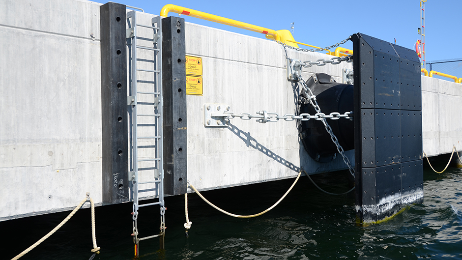 Kajen i Stockholm Norvik Hamn sedd från sjösidan