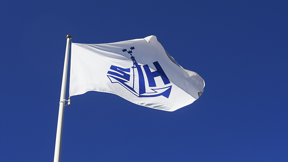Stockholms Hamnars flagga vajar i vinden