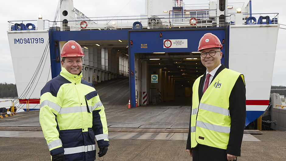 Thomas Andersson och Johan Wallén framför Stena Lines fartyg i Stockholm Norvik Hamn