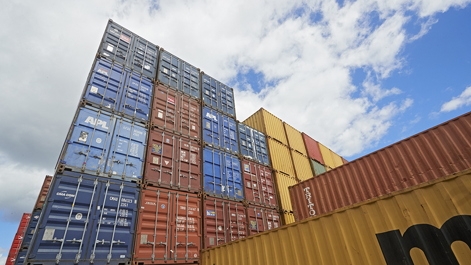 Containrar staplade på varandra