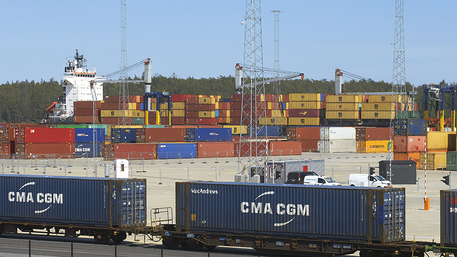 Tåg, hamnplan och containerfartyg i Stockholm Norvik Hamn