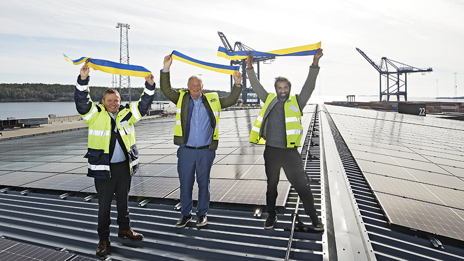 Thomas Andersson, Harry Bouveng och Fredrik Lindstål vid den nya solcellsanläggningen i Stockholm Norvik