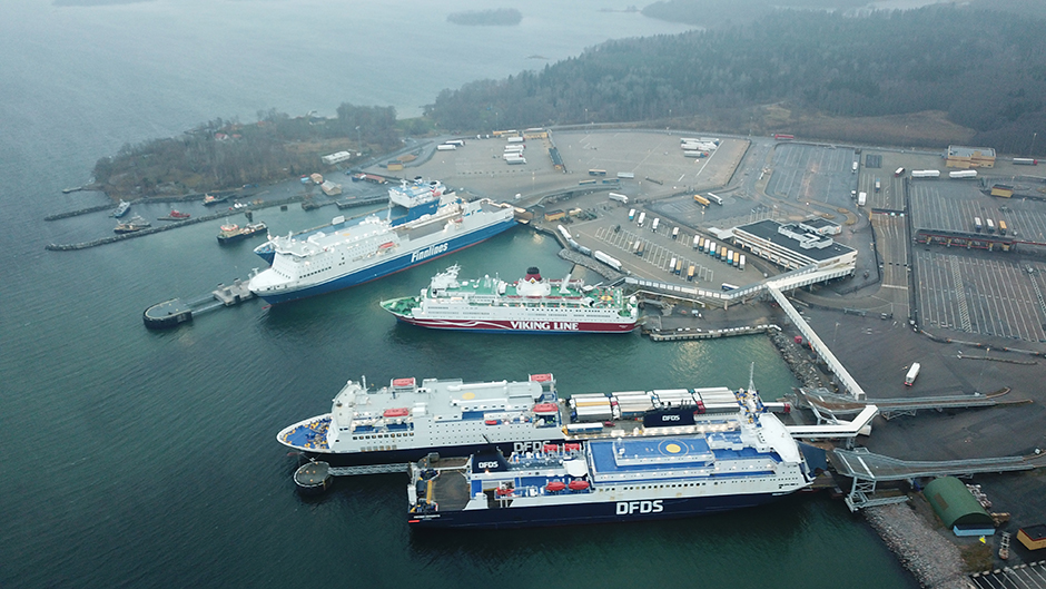 Flygbild över Kapellskärs hamn när fyra fartyg ligger inne