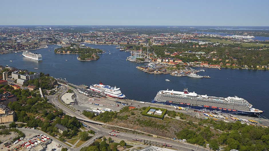 Flygbild över centrala sjöfartsstockholm med flera fartyg vid kajerna