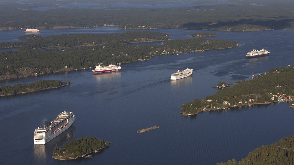 Ett pärlband av fartyg i Stockholms skärgård