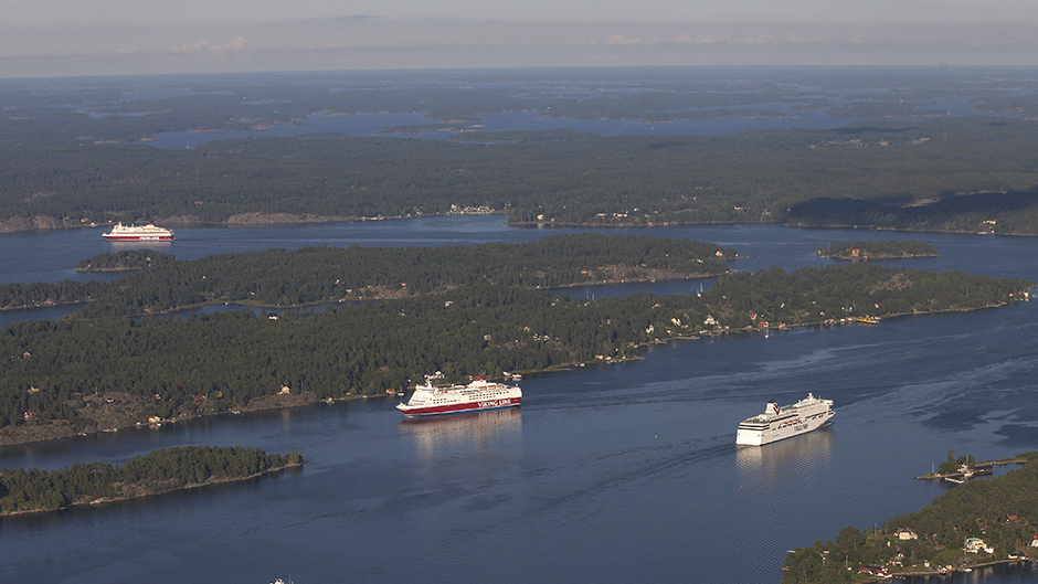 Flygbild över skärgården med flera färjor på väg in och ut