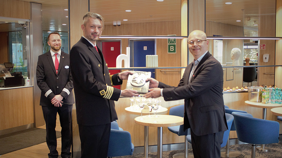 Johan Wallén lämnar över plakett till Stena Scandicas kapten.