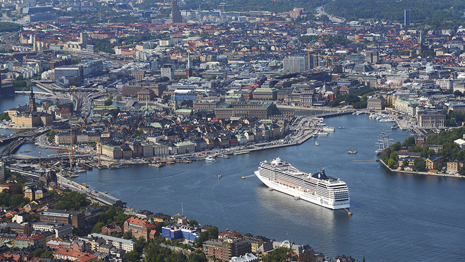 Flygfoto över centrala Stockholm, med ett kryssningsfartyg på boj