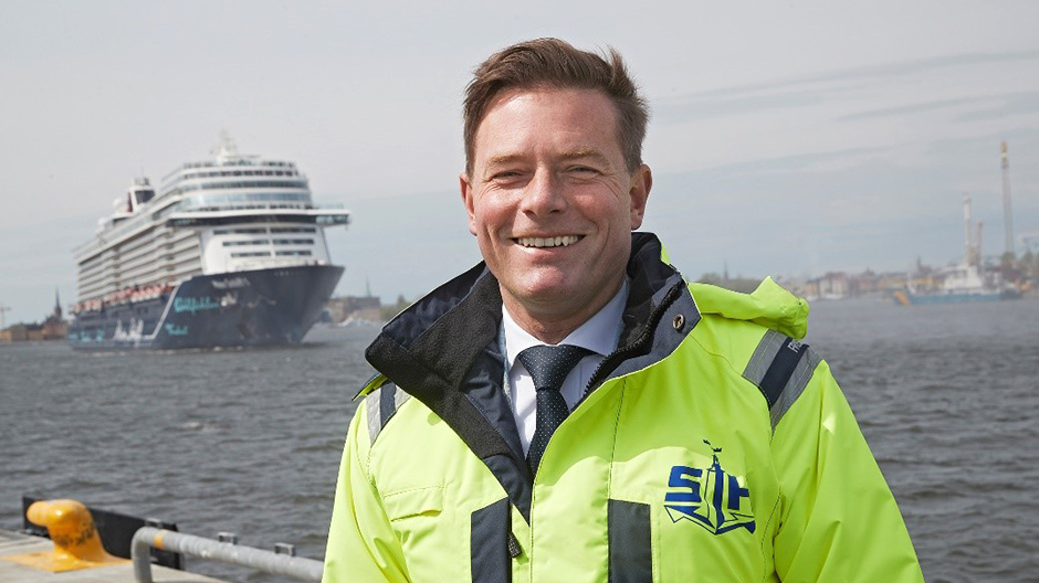 Joakim Larsson på kajen med Mein Schiff 1 i bakgrunden