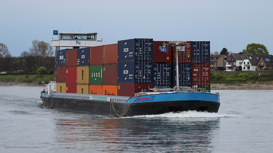 Inlandssjöfartsfartyget Emelie Deymann full med containrar