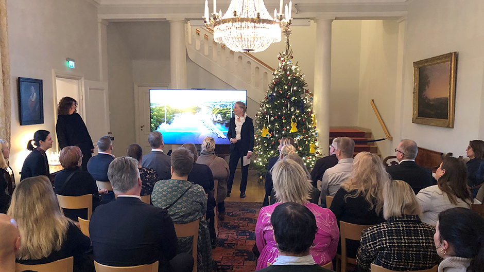 Seminariedeltagare på svenska ambassaden i Helsingfors