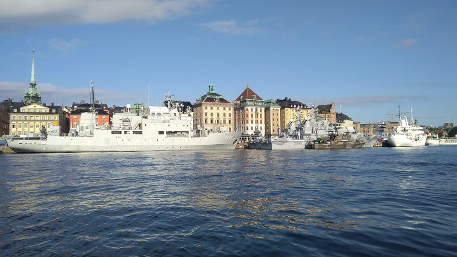 Örlogsfartyg vid Skeppsbron i Stockholm