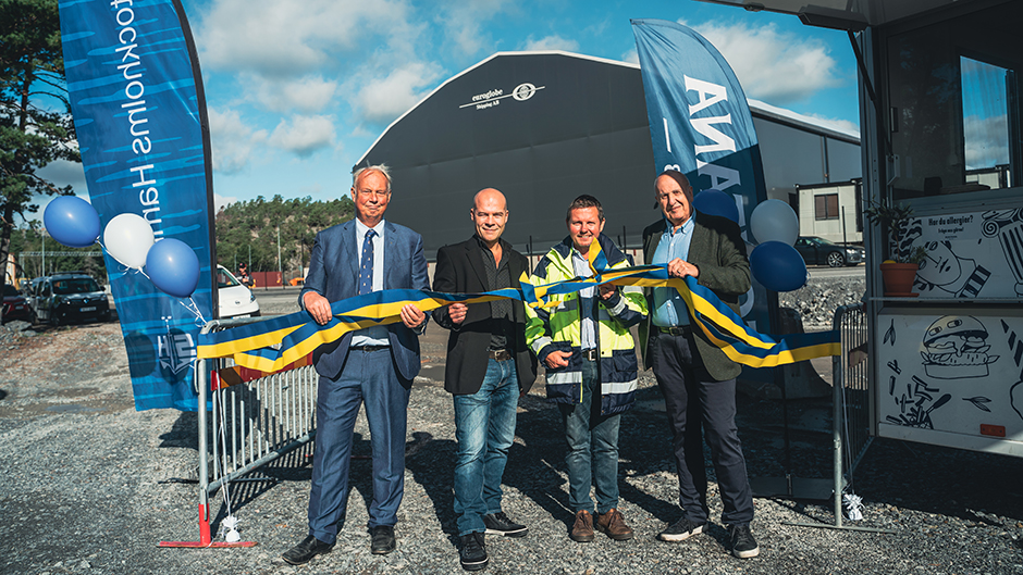 Fyra män knyter ett symboliskt blågult band