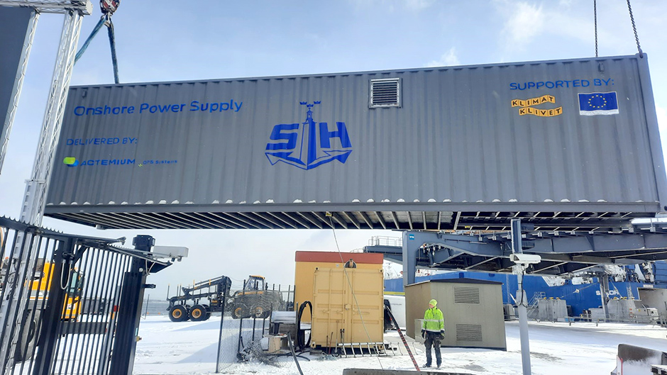 Container lyfts från marken. Den innehåller elanslutningar.