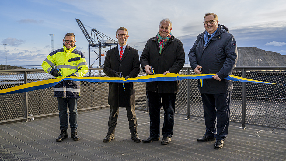 Bandklippningsceremoni med Stockholm Norvik Hamn i bakgrunden