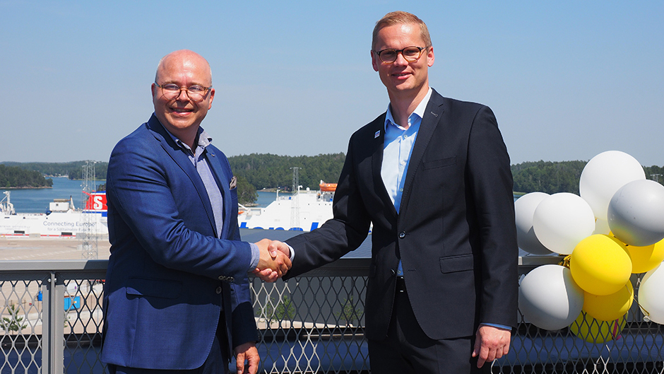 Johan Wallén och Benjamin Weinacht skakar hand