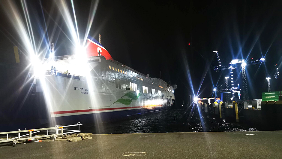Stena Baltica anländer till Stockholm Norvik Hamn i mörknet