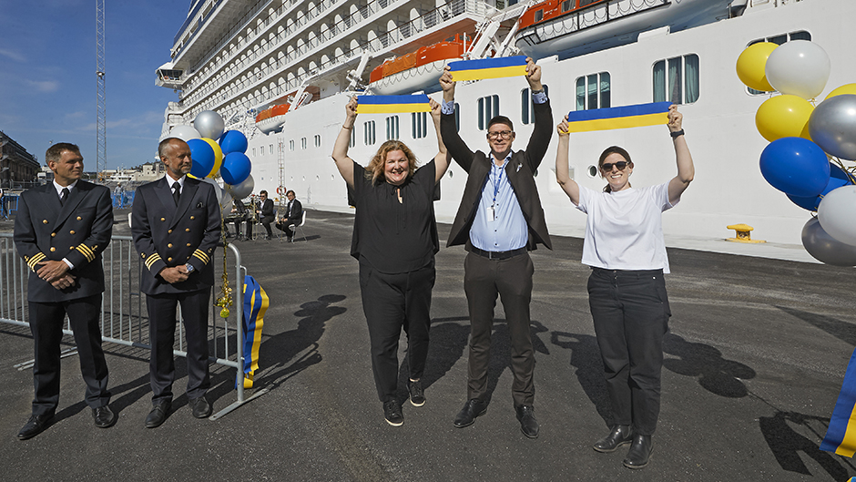 Caroline Strand, Stefan Scheja och Johanna Bruce håller upp varsin del av invigningsbandet i luften