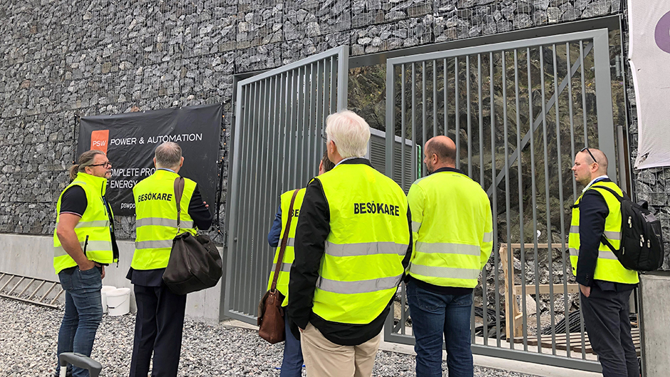 Besökare framför elstation på Stadsgården