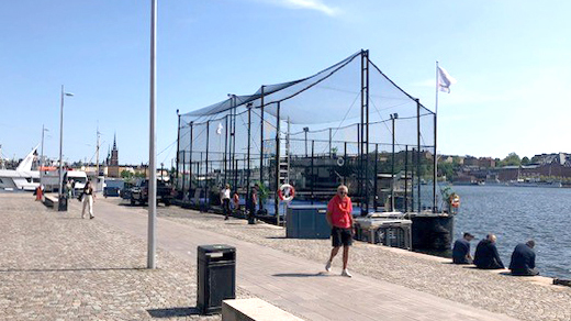 Den flytande padelpråmen som ligger vid kaj
