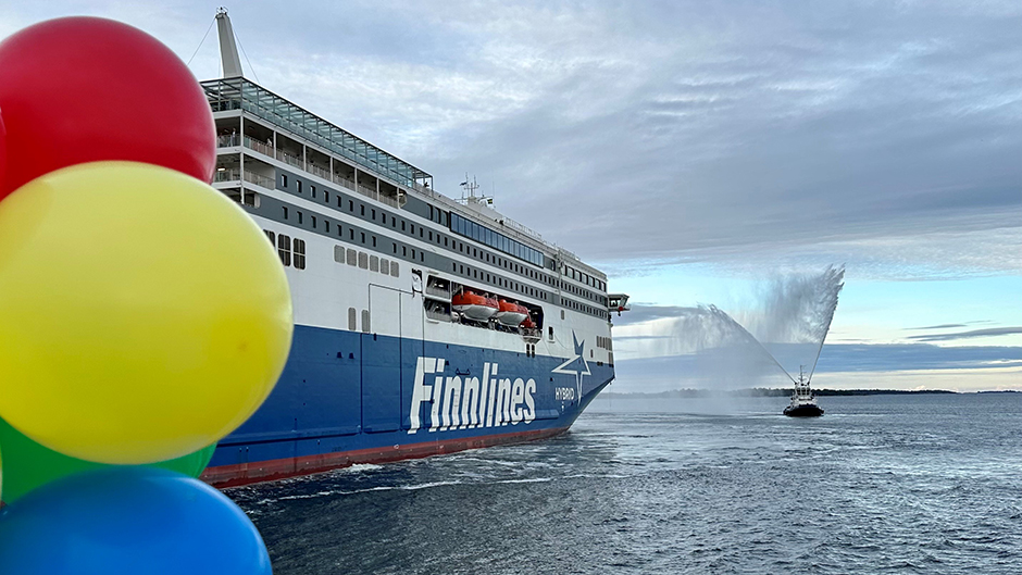 Finnsirius anländer till Kapellskärs hamn. Bogserbåt gör vattensalut.