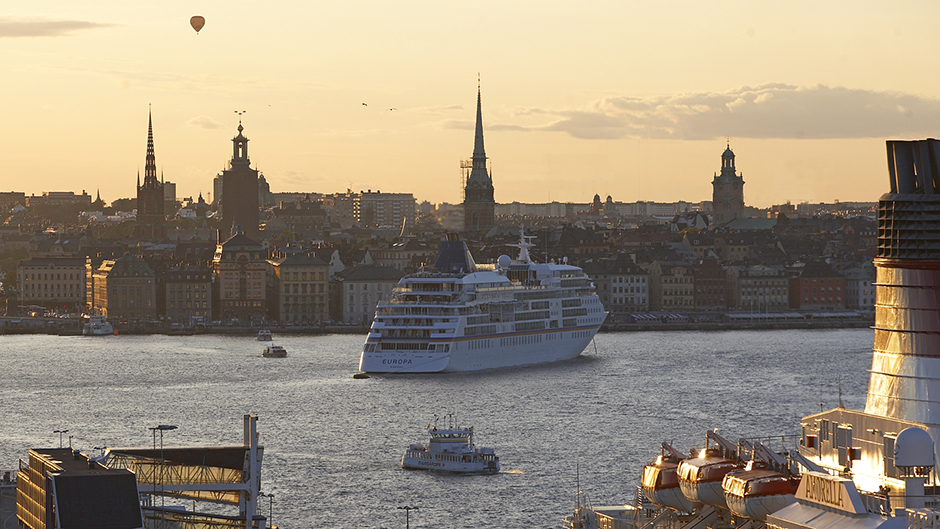 Kryssningsfartyg inne på Stockholms ström
