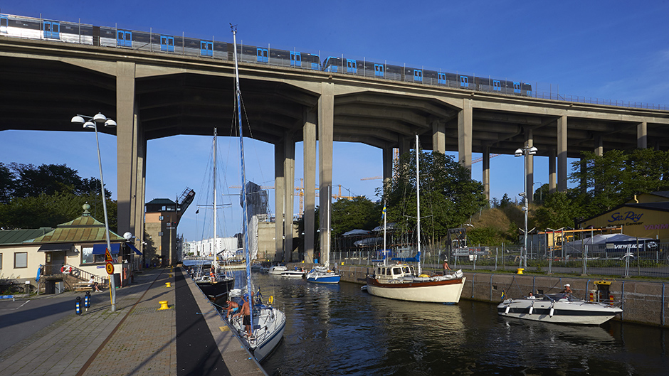 Vy över Hammarbyslussen med båtar i