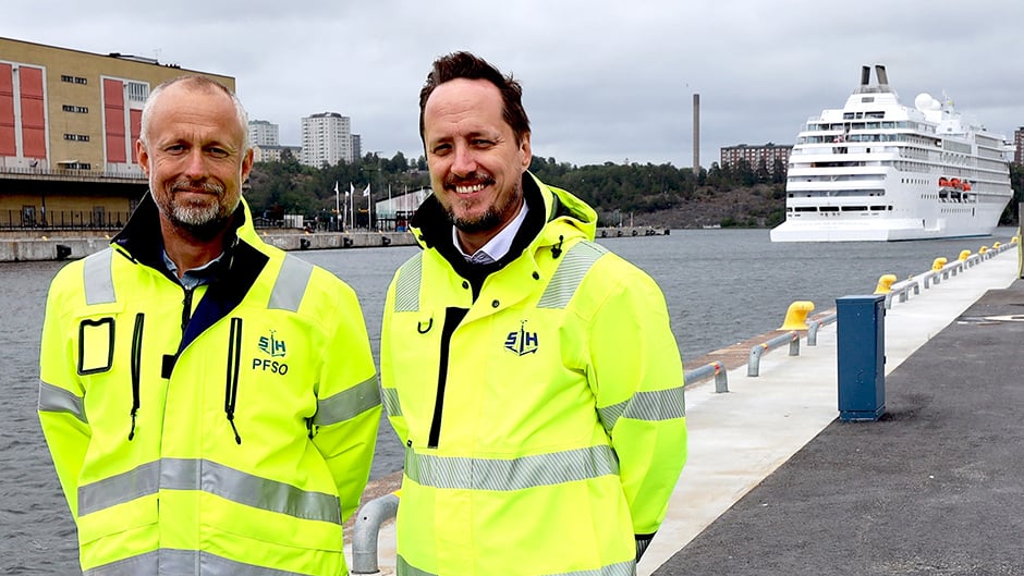 Jonas Eriksson och Johan Eriksson på kajen framför ett stort kryssningsfartyg