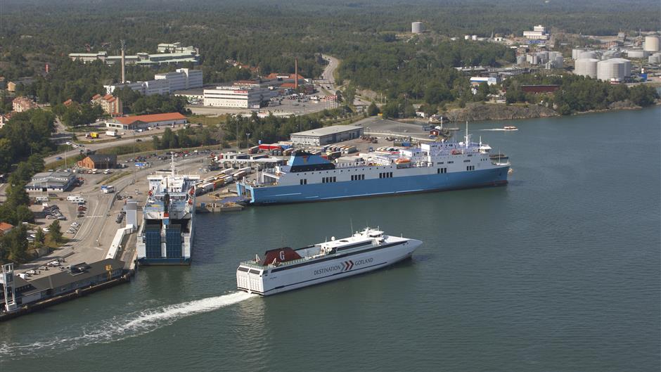 Flygbild över Nynäshamns hamn.