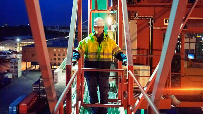 Anders högt uppe i containerkranen.