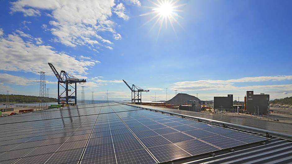 Solcellsanläggningen i Stockholm Norvik med två containerkranar i bakgrunden