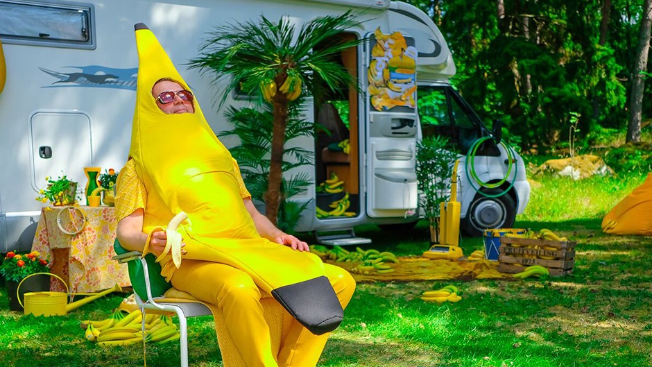 Bosse sitter utanför sin husvagn iklädd en banankostym