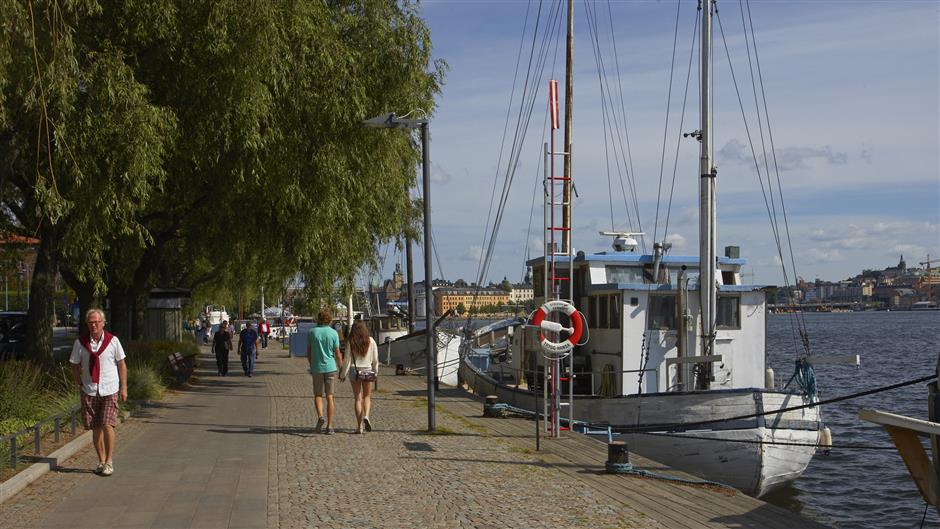 Sommarvy av Norr Mälarstrand och dess skutor.