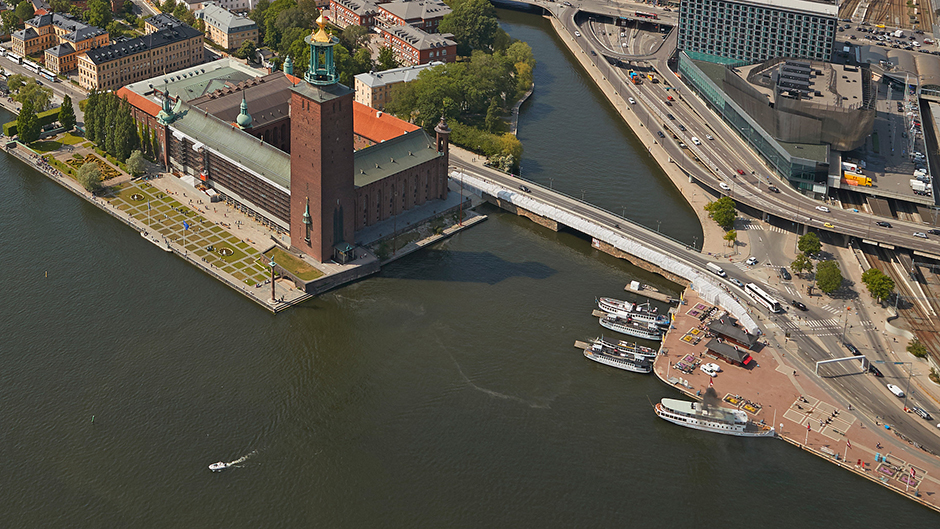 Flygbild över Stadshuset och Klara Mälarstrand