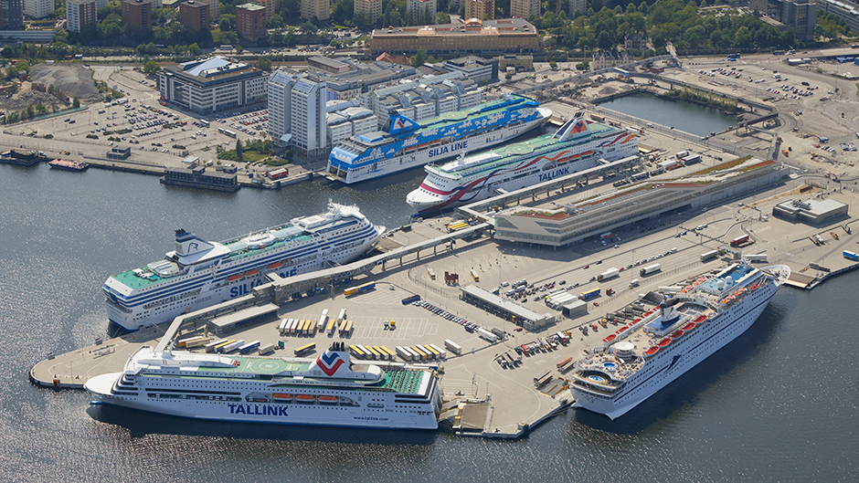 Flygfoto över Värtahamnen när fem fartyg ligger i hamn