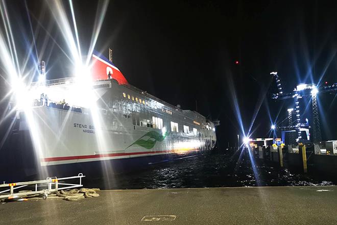Stena Baltica anländer till Stockholm Norvik Hamn i mörknet