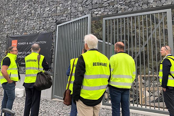 Besökare framför elstation på Stadsgården