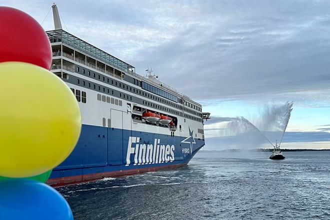 Finnsirius anländer till Kapellskärs hamn. Bogserbåt gör vattensalut.
