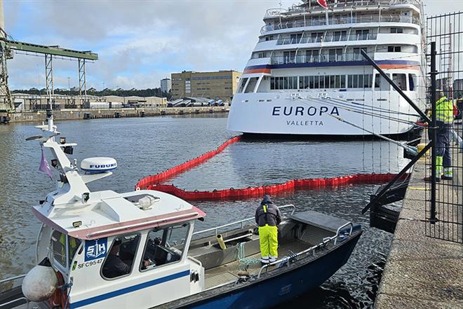 Beredskapens fartyg framför utlagd läns och fartyget Europa