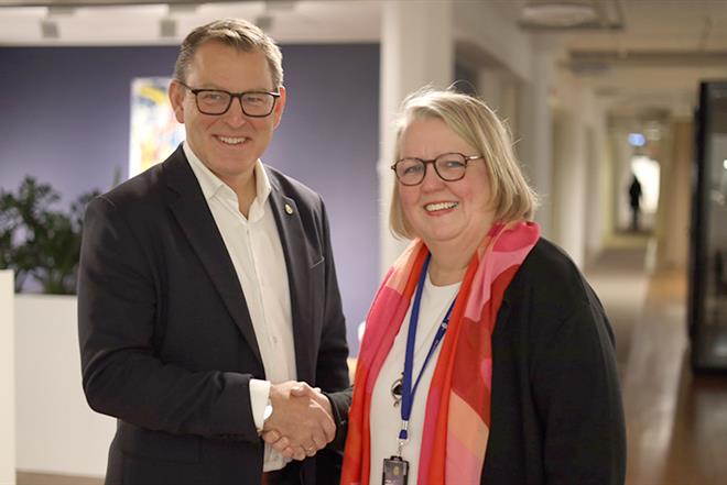 Erik Eklund och Magdalena Bosson skakar hand