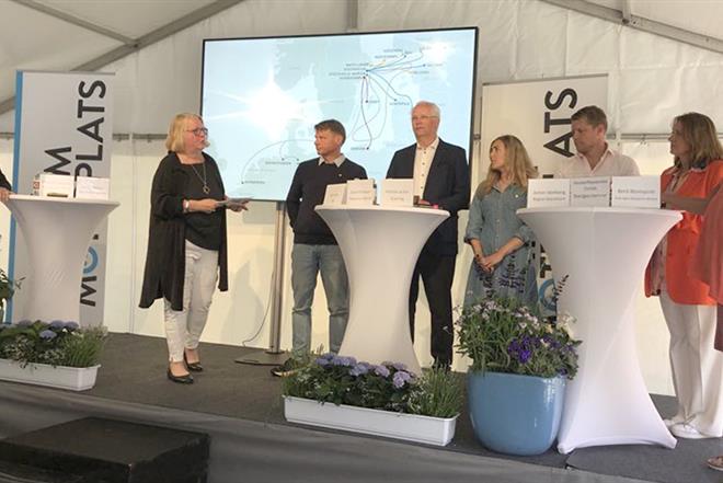 Paneldeltagarna på scenen i seminariet Hansan 2.0