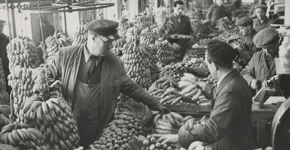 Arbetare bland mängder av bananer i Banankompaniet 1952