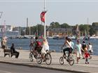 Cyklister och flanörer vid innerstadskaj