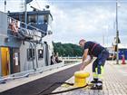 Mats Collin hjälper till att förtöja ett fartyg i Hammarbyslussen