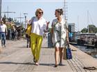 Två damer går på Strandvägskajen