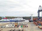 Stena Lines fartyg utanför Stockholm Norvik Hamn. En containerkran syns på bilden.