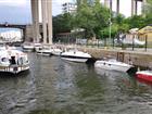 Hammarbyslussen en dag i juli, full med fritidsbåtar