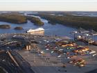 Flygbild över Stockholm Norvik Hamn där Stena Lines fartyg precis lägger ut
