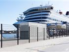 En av elanläggningsbyggnaderna framför ett kryssningsfartyg